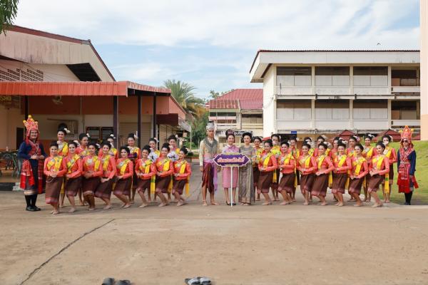 กิจกรรมประเพณีบุญบั้งไฟ องค์การบริหารส่วนตำบลสระกรวด ประจำปี 2568ในการนี้ทางโรงเรียนศรีเทพฯ นำโดย นายฐิติพงษ์ ตรีศร ผู้อำนวยการโรงเรียน พร้อมด้วยรองผู้อำนวยการโรงเรียน คณะครู บุคลากรทางการศึกษา ได้นำนักเรียนเข้าประกวดขบวนในงานบุญบั้งไฟสระกรวด
